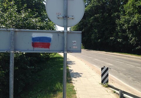 „Sveikinimas“ Valstybės dienos proga: vandalai Nemenčinę išmargino Rusijos vėliavomis