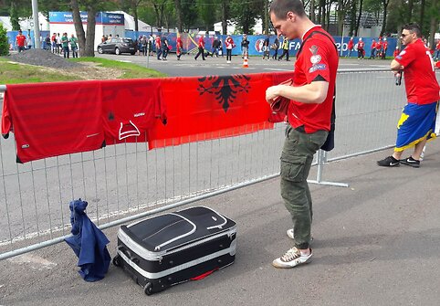 Albanijos rinktinės sirgaliai nudažė Lanso gatves