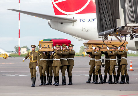 Mykolo Birži&scaron;kos ir jo žmonos palaikų Vilniaus oro uoste ceremonija
