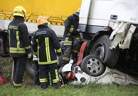 Avarija sostinės Kirtimų g.: susidūrė keturi lengvieji automobiliai ir vienas sunkiasvoris