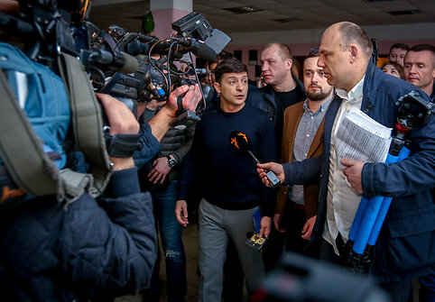 Kijeve balsavo populiariausias kandidatas į Ukrainos prezidentus  komikas Volodymyras Zelenskis