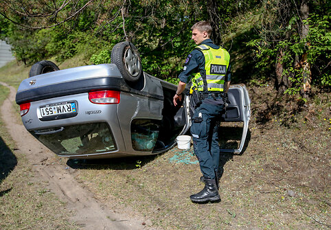 Oskaro MIla&scaron;iaus gatvėje apsivertė automobilis &bdquo;Peugeot&ldquo;