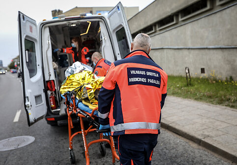 Greitosios medicinos pagalbos darbuotojai suteikia pagalbą Vilniaus Žvejų gatvėje automobilio partrenktam vaikui