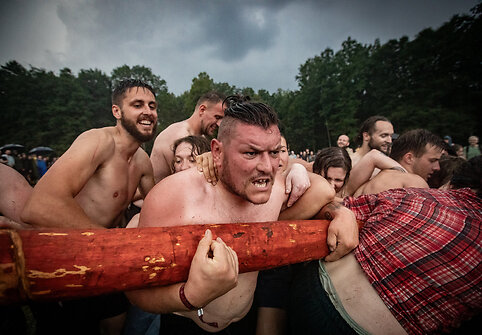 Festivalio &bdquo;Mėnuo juodaragis&ldquo; metu žaidžiamas rąstplė&scaron;is &ndash; senasis lietuvių jėgos žaidimas 