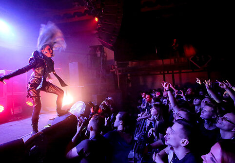 &bdquo;Arch Enemy&ldquo; koncerto akimirka