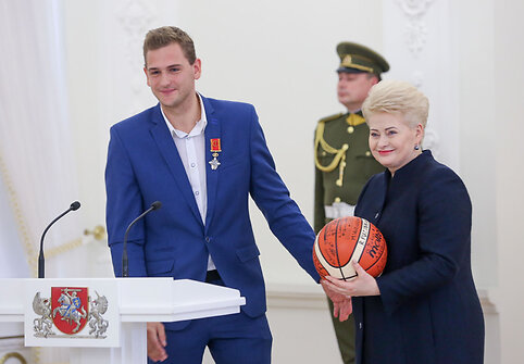 Prezidentė apdovanoja Lietuvos sportininkus