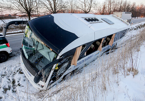 Biržų rajone nuo kelio nuslydo mar&scaron;rutinis autobusas