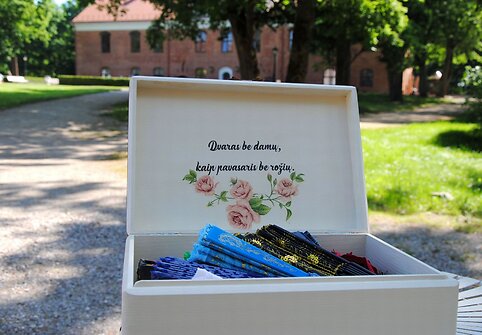 Dvaras be damų – kaip pavasaris be rožių
