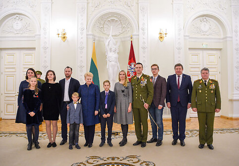 Prezidentė suteikė generolo laipsnius ir valstybinius apdovanojimus Lietuvos karininkams