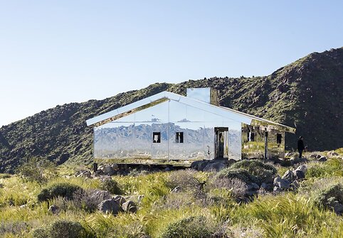Architekto Dougo Aitkeno sukurtas namas vien i&scaron; veidrodžių