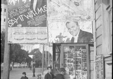 Prie kino teatro „Kapitol“ Dariaus ir Girėno (dab. Vasario 16-osios g.) gatvėje