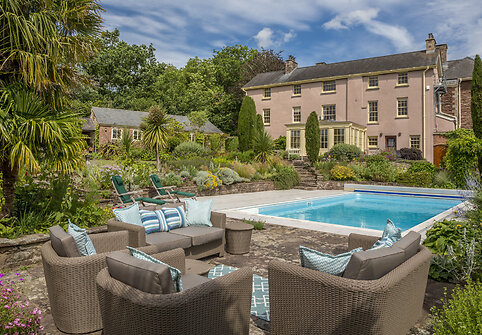 Velse parduodamas namas su nuosavu vynuogynu