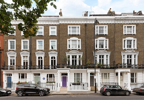 Parduodamas prabangus namas Įžymybių pamėgtoje Londono gatvėje 