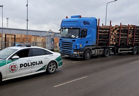 Reido metu pareigūnai tikrino stambiagabaričių automobilių vairuotojus