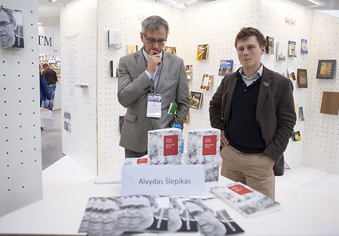 A.Šlepikas prieš dalijant autografus Lietuvos stende Krokuvos knygų mugėje. Dešineje – leidėjas Laurynas Vaičiūnas