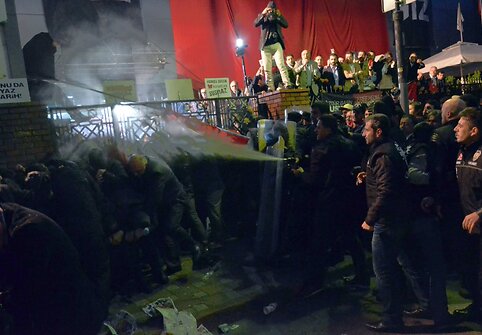 Gyventojų protestas dėl vyriausybę kritikuojančios žiniasklaidos grupės būstinės &scaron;turmo