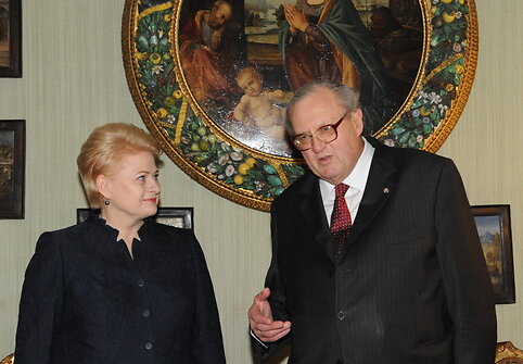 Prezidentė su Maltos ordino vadovu apsikeitė valstybiniais apdovanojimais