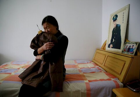 Zheng Qing apkabina savo mirusio sūnaus mėgstamiausią striukę