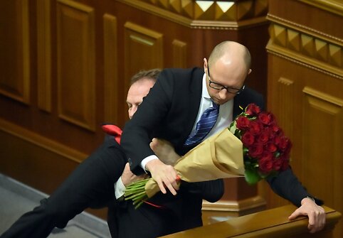 Rados narys Olehas Barna užpuola Arsenijų Yatsenyuką