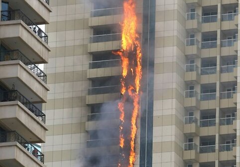 Dubajuje dega vienas dangoraižių