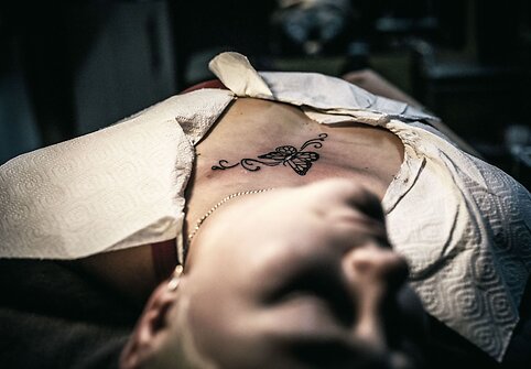 Tatuiruočių meistrė Rusijoje buitinio smurto aukų randus paslepia po tatuiruotėmis