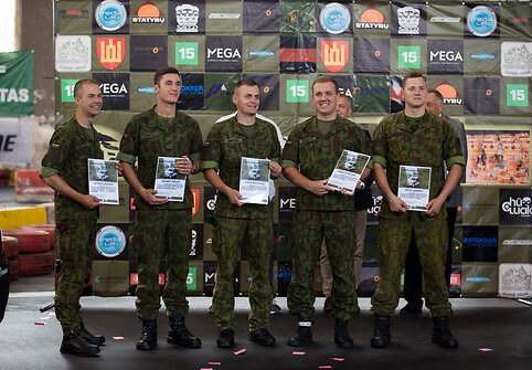 Karys-lenktyninkas apdovanojimų ceremonija