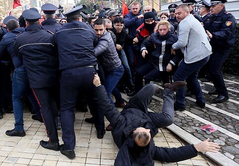 Neramumai Albanijos parlamente ir prie jo
