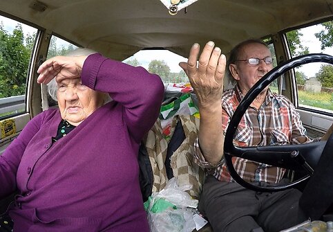 Kadras iš filmo „Bjauriausias automobilis“