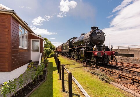 &Scaron;kotijoje parduodamas namas, &scaron;alia kurio dažnai pravažiuoja &bdquo;Hogwarts Express&ldquo; traukinys