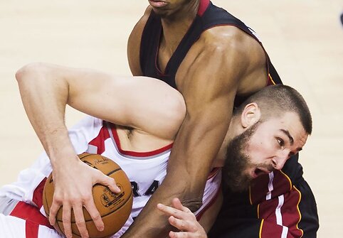 Jonas Valančiūnas ir Hassanas Whiteside'as