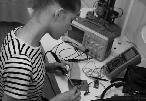 mano tėtis yra elektronikos specialistas, tad sudomino jo veikla ir nusprendžiau pati i&scaron;bandyti. Nuotraukoje galite įžiūrėti Mane savo kambaryje darančią spalvotų lempučių girliandą su oscilografu,litavimo stotele ir multimetru.