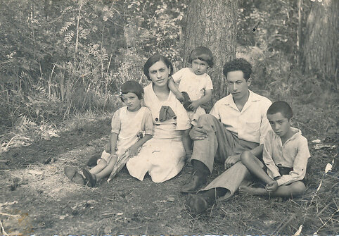Pasvaliečio karaimo Elesafo Grigulevičiaus &scaron;eima. &Scaron;alia žmonos Rūtos Grigulevičienės (Čeprickaitės) sūneliai: Danielius (sėdi) ir Juozas (stovi). Prie E. Grigulevičiaus sėdi giminaitis  Abramas Tinfavičius. 1940 m.