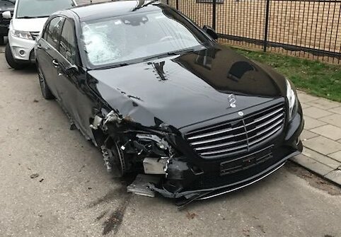 Rinktinės gatvėje medelius i&scaron;vartęs &bdquo;Mercedes-Benz&ldquo; automobilis