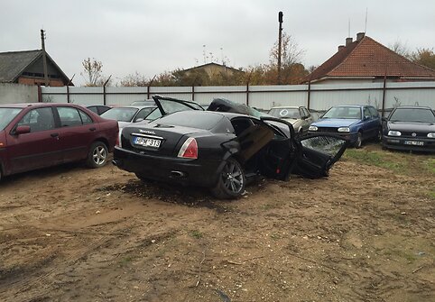 Skaudi avarija Kaune: &bdquo;Maserati&ldquo; rėžėsi į medį
