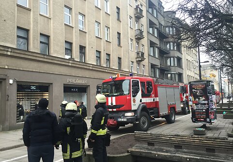 Kauno Laisvės alėjoje, daugiabutyje, gaisrininkai ieškojo dūmų kvapo šaltinio