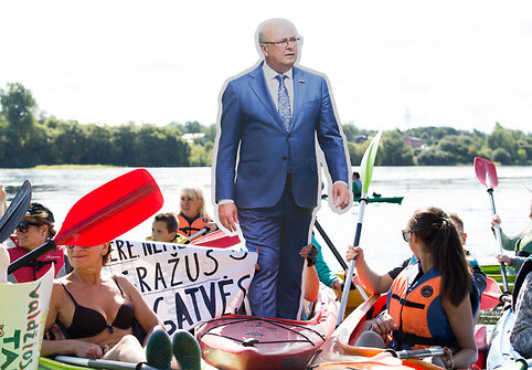 Kritiką valdžiai Kauno bendruomenės išreiškė plaukdamos baidarėmis