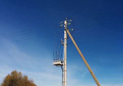 Dėl i&scaron;manaus tinklo elektros energija pasiekia gyventojus net ir pažeidus liniją