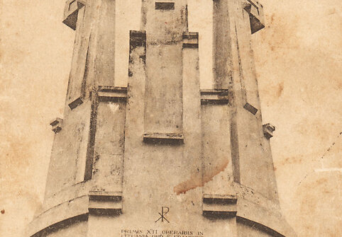 Trys kryžiai ant  Plikojo (kreivojo) kalno. Architektas A. Vivulskis. Nuotrauka daryta apie 1925 m.