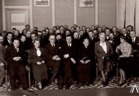 Lietuvos ra&scaron;ytojai 1938 m. I eilėje i&scaron; kairės Nežinomas, B. Buivydaitė, F. Kir&scaron;a, J. Gru&scaron;as, M. Lastauskienė-Lazdynų Pelėda, S. Kymantaitė-Čiurlionienė, P. Orintaitė