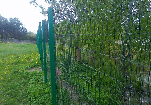 Aplinkosaugininkai pradėjo griauti neleistinas tvoras prie vandens telkinių