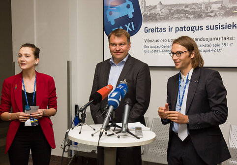 Taksi automobiliai prie Vilniaus oro uosto
