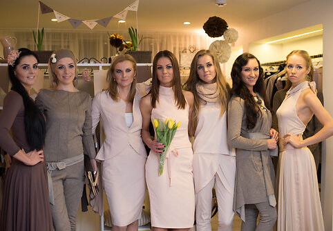 Viktorija Vaičiulienė (centre) su modeliais