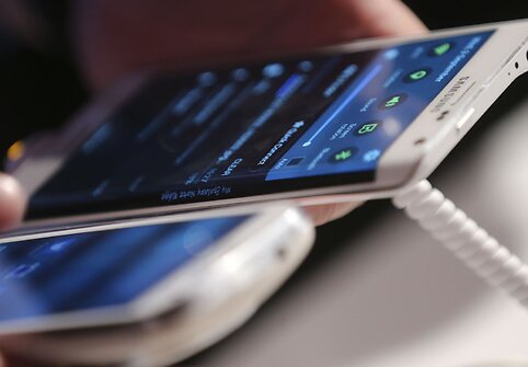 &bdquo;Samsung Galaxy Note Edge&ldquo; &ndash; pirmasis i&scaron;anusis, turntis i&scaron;lenktą ekraną telefono &scaron;one