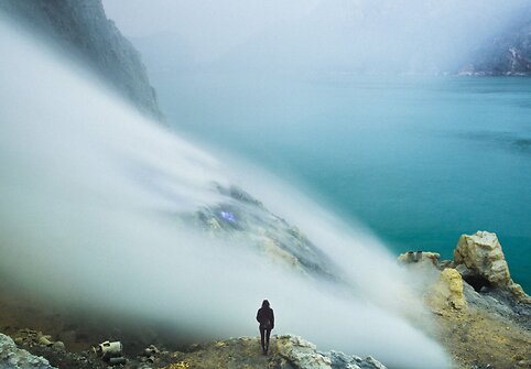 &Scaron;alia Kawah Ijen ugnikalnio teka mėlyna lava