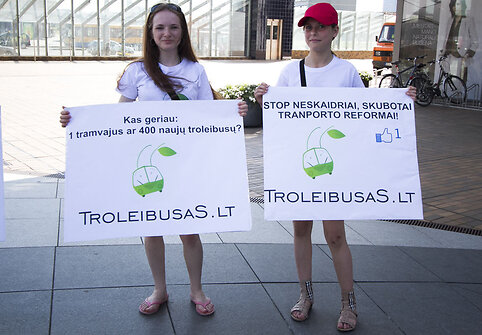 Keletas vilniečių penktadienio pavakarę protestavo dėl būsimosios viešojo transporto reformos.