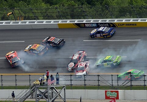 Avarija sekmadienį, gegužės 5 d. vykusiose NASCAR lenktynėse
