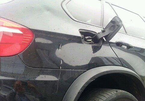 Vandalų apgadintas automobilis 