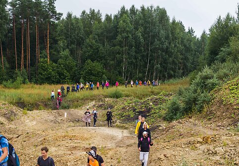 Lietus nei&scaron;gąsdino &ndash; tūkstančiai žygeivių grožėjosi lietuvi&scaron;kuoju Marsu. Organizaotrių nuotr.