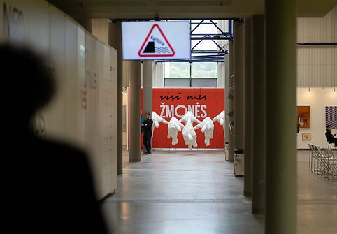 ŽMONĖS ore: Kęstučio Svirnelio instaliacija „Art Vilnius“ mugėje