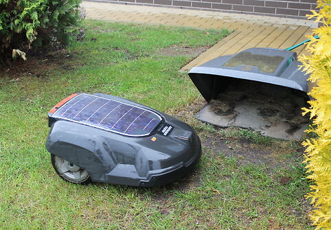 Baigęs darbą "Automower" grižta namo.